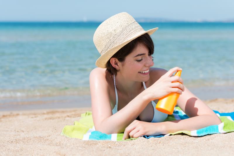 Sonnenschutz am Strand auftragen